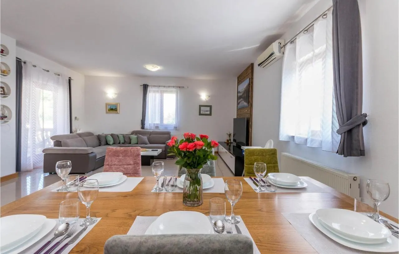 4 Bedroom Awesome Home In Sikovo Holiday home
