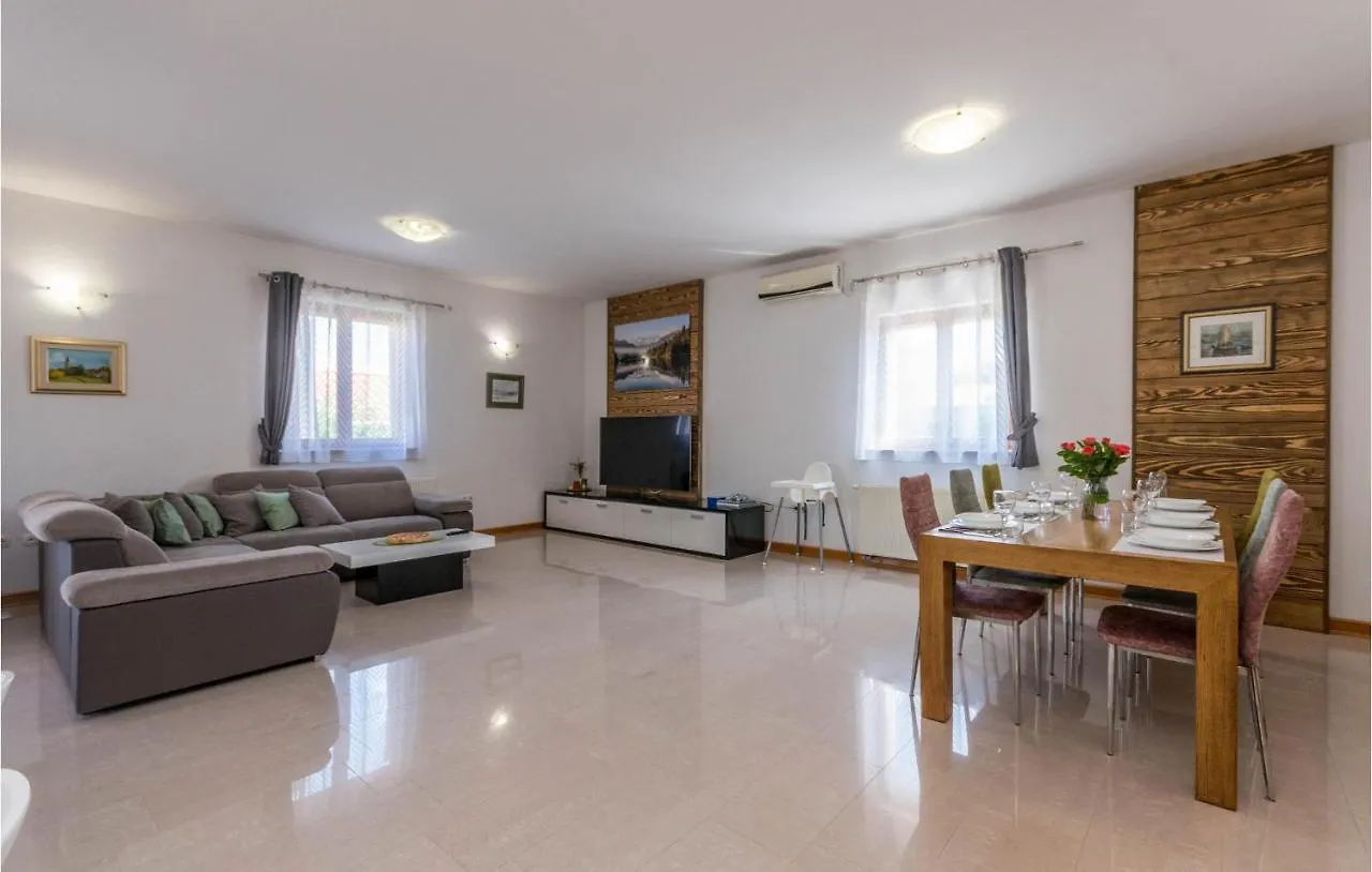 4 Bedroom Awesome Home In Sikovo 0*,