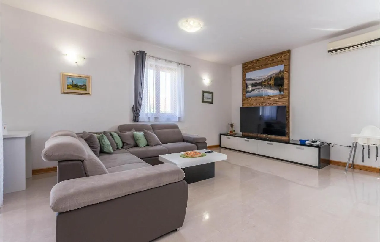 4 Bedroom Awesome Home In Sikovo Holiday home